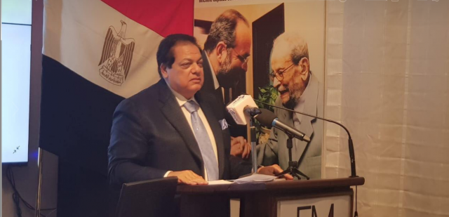 أبوالعينين أثناء تسلم جائزة نوبل المتوسط