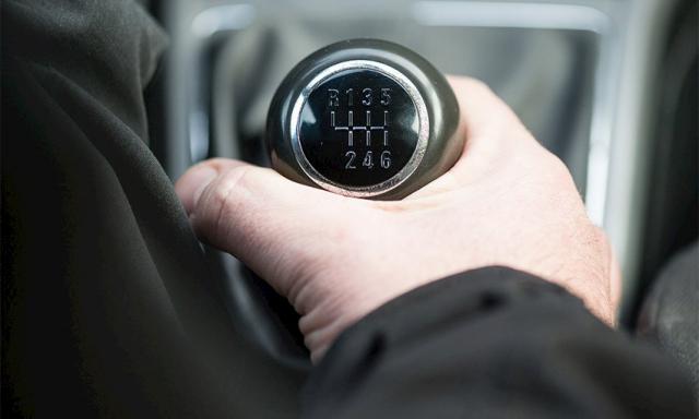 أضرار التعشيق الخاطئ لناقل الحركة الأوتوماتيك واليدوي