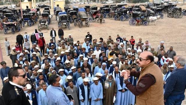 محافظ أسوان يلتقى بقائدى الحنطور