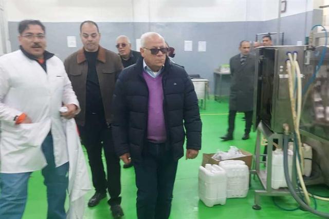 محافظ بورسعيد يشيد بمنتجات مصنع الحلويات جنوب بورسعيد