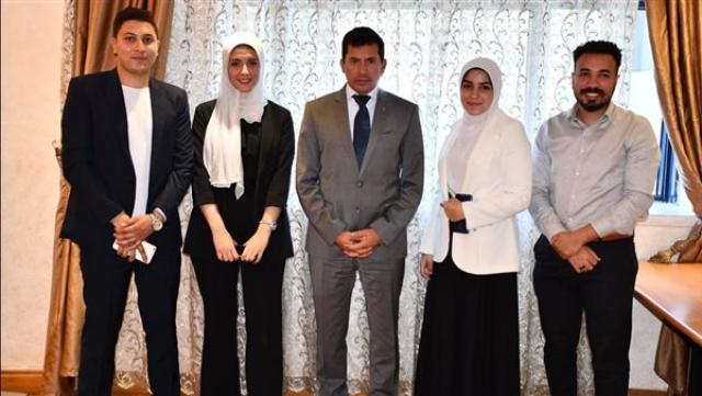 أشرف صبحي يلتقي المرشحين لتمثيل مصر بملتقي لندن للعلماء