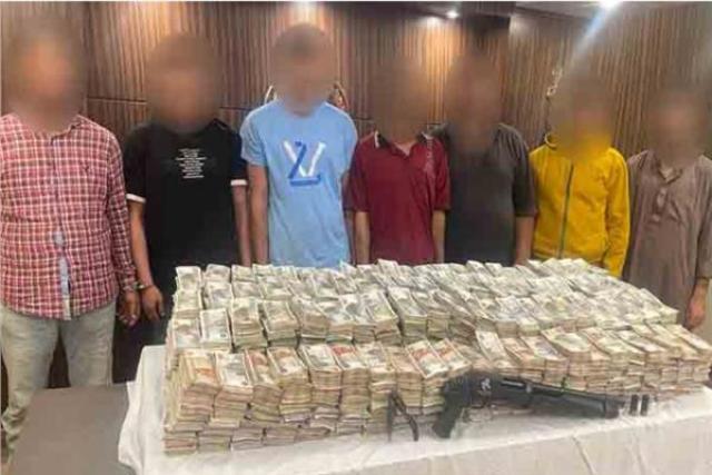 المتهمين بحوزتهم المضبوطات