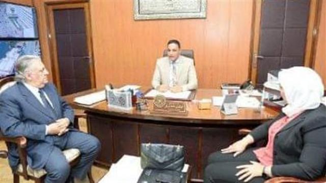 محافظ الدقهلية يبحث مع مسئولي الصحة تطعيم الأطفال فوق 12 عام