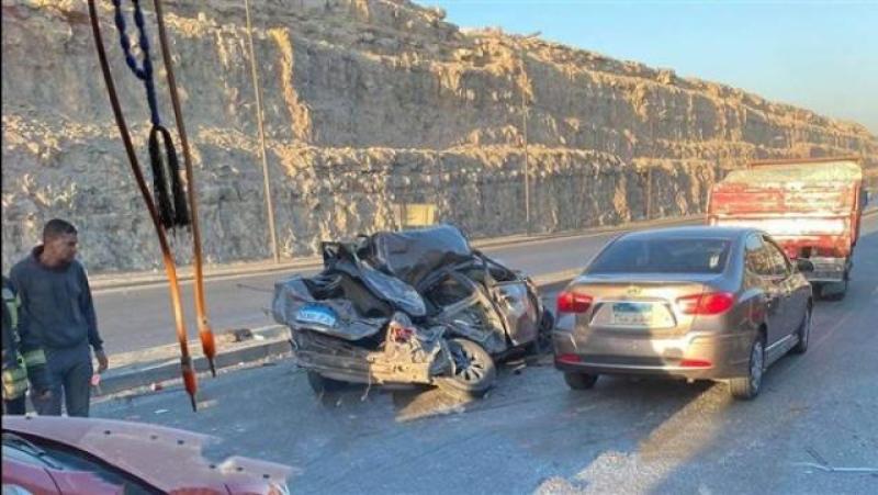 مصرع شخص في حادث تصادم مقطورة بسيارتين على الأوتوستراد  