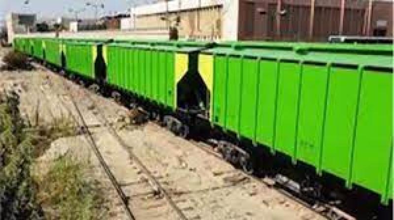  أول قطار لنقل السلع الإستراتيجية