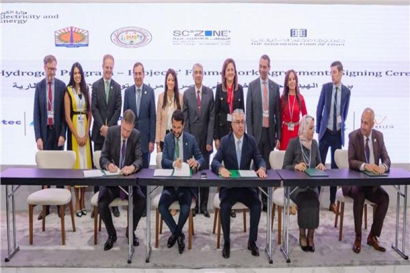 جانب من التوقيع