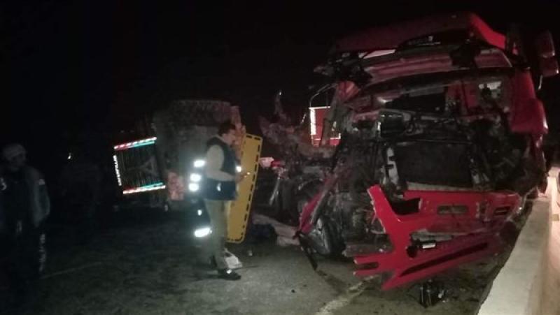 تحطم سيارتي نقل في حادث تصادم أعلى الطريق الإقليمي 