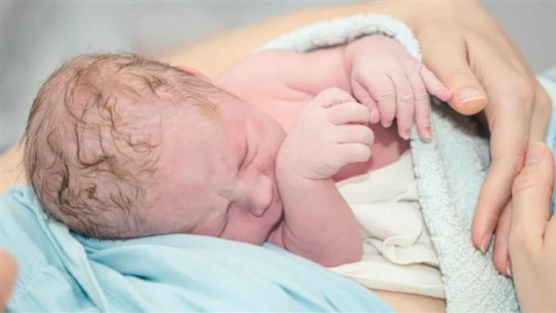 العثور على طفل حديث الولادة على محطة قطارات بالقليوبية