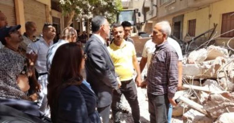 النيابة الإدارية تعاين موقع عقار حدائق القبة المنهار
