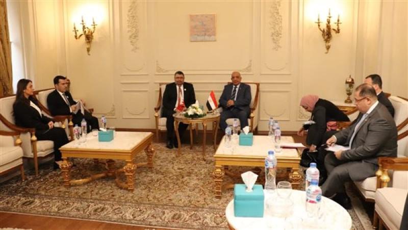 وزير الكهرباء خلال اللقاء