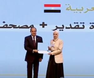الرئيس السيسى يكرم الفائزين فى المسابقة العالمية للقرآن الكريم.. فيديو