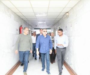 تحرك سريع ..محافظ البحر الأحمر يطمئن على السياح والمواطنين المصريين في حادث غرق غواصة بالغردقة