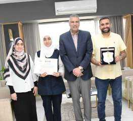 محافظ أسوان يكرم الطالبة  ” زينب السيد ” لحصدها المركز الأول على مستوى الجمهورية فى مسابقة القرآن الكريم والثقافة الإسلامية