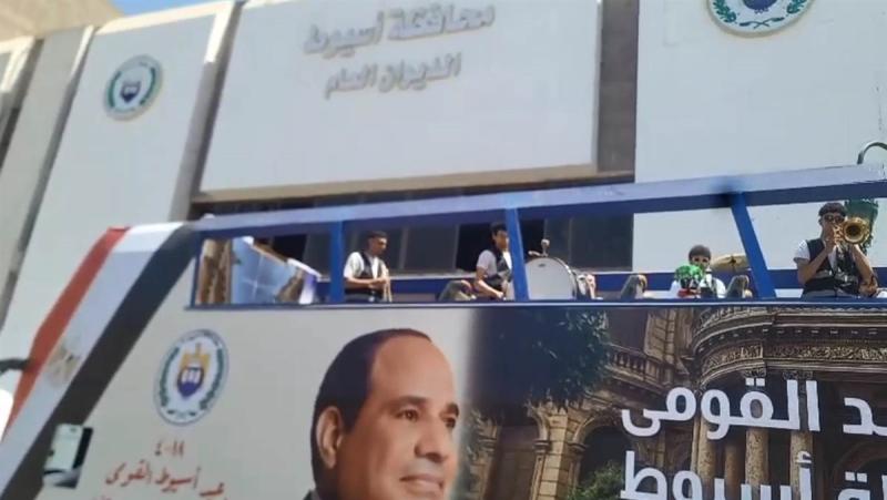 محافظ أسيوط يطلق أتوبيسات سياحية مكشوفة