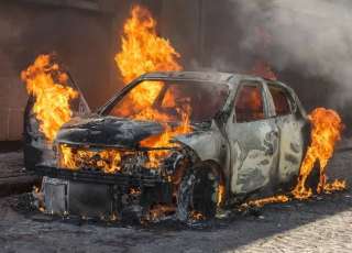 خلافات مهنية تقود عاملًا لإحراق سيارة في الشروق: تفاصيل الحادث