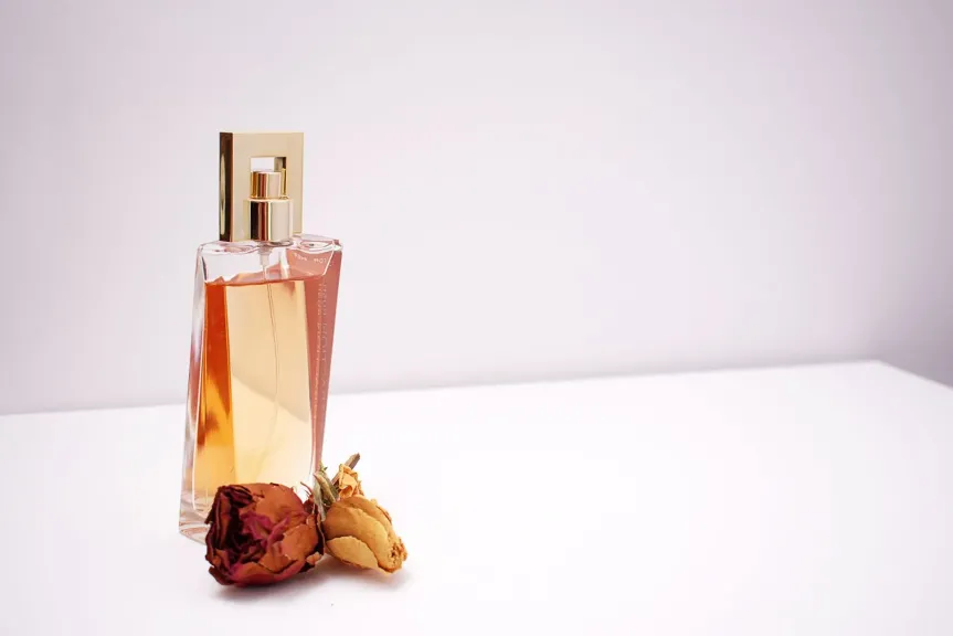 هدية العطر في المنام للعزباء من شخص تعرفه