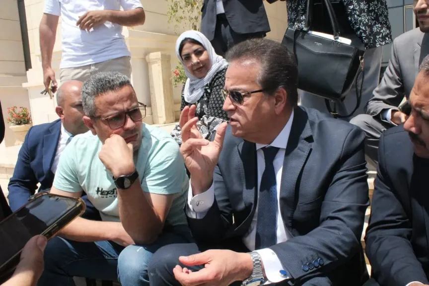 جلوس الدكتور خالد عبدالغفار مع الصحفيين