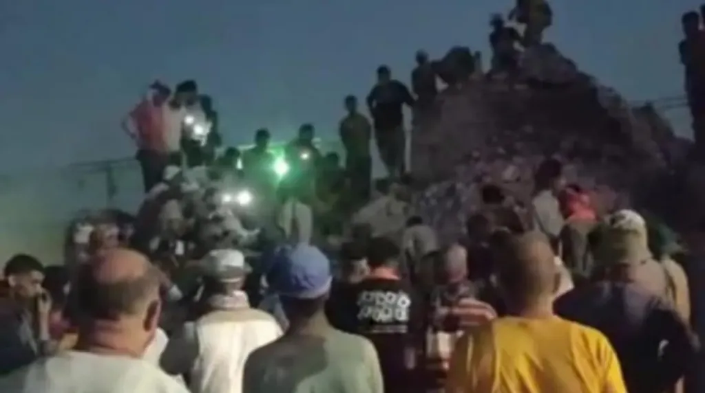 انهيار مدخنة في مصنع طوب