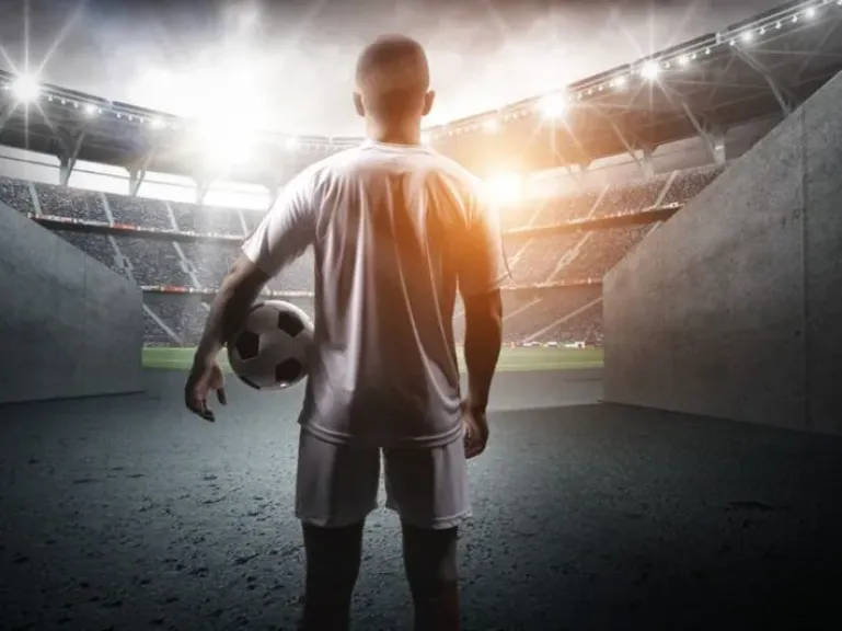  لاعب كرة محترف