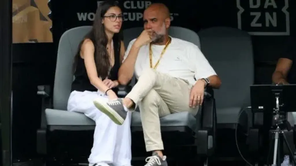 بيب غوارديولا وابنته على الدكة