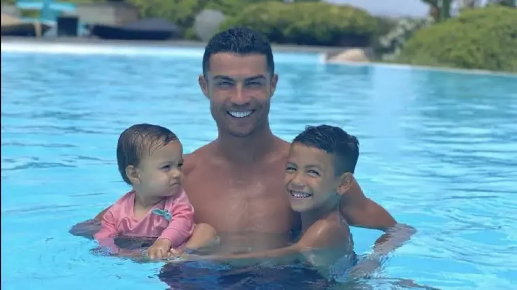 كرستيانو رونالدو برفقة أولاده