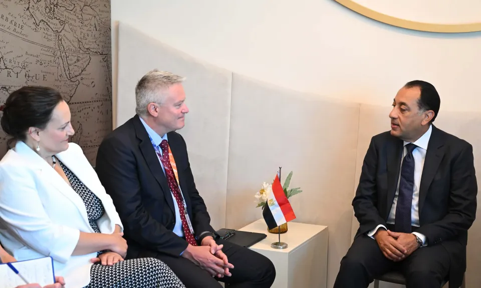 مصطفى مدبولي مع ممثلي منظمة OECD