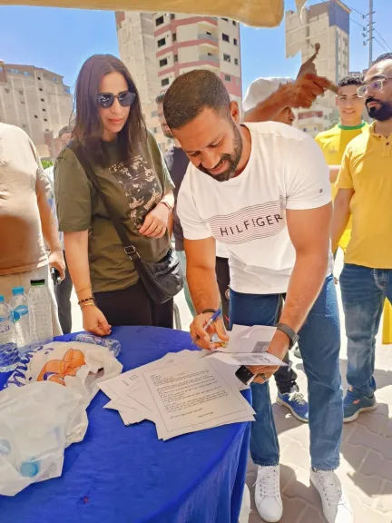 حسني عبدربه وزوجته خلال التوقيع على استمارات سحب الثقة