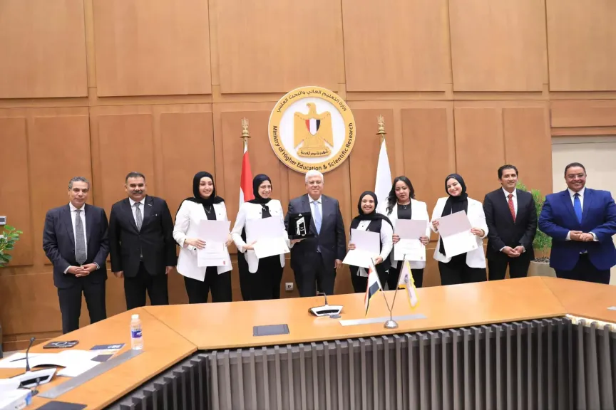 وزير التعليم والفائزين بمسابقة معًا