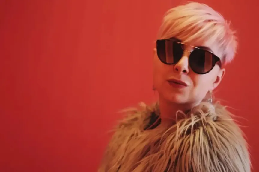 تفسير حلم شخص مشهور يحبني للعزباء