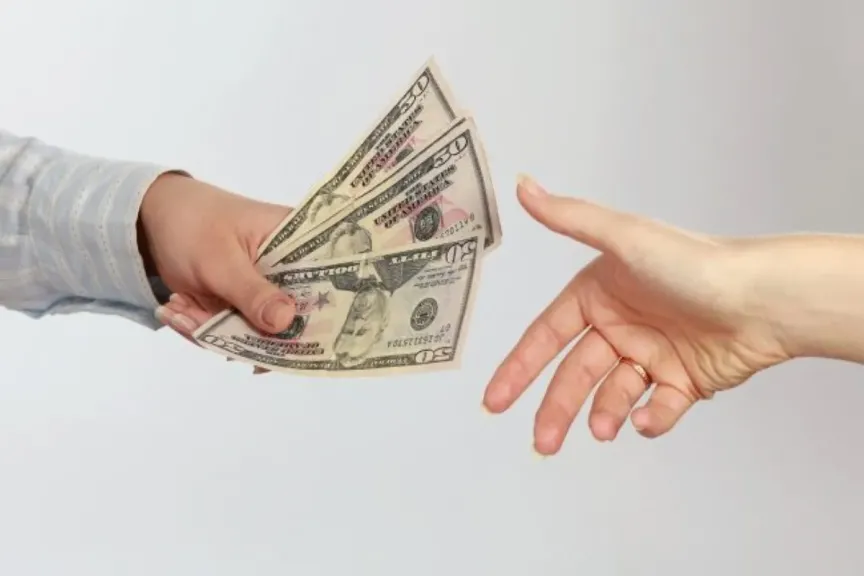 شخص يعطيني نقود ورقية في المنام