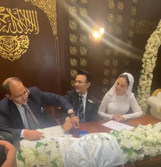 صورة من عقد قران الإعلامي محمد سعيد محفوظ على الدكتورة مها فتحي