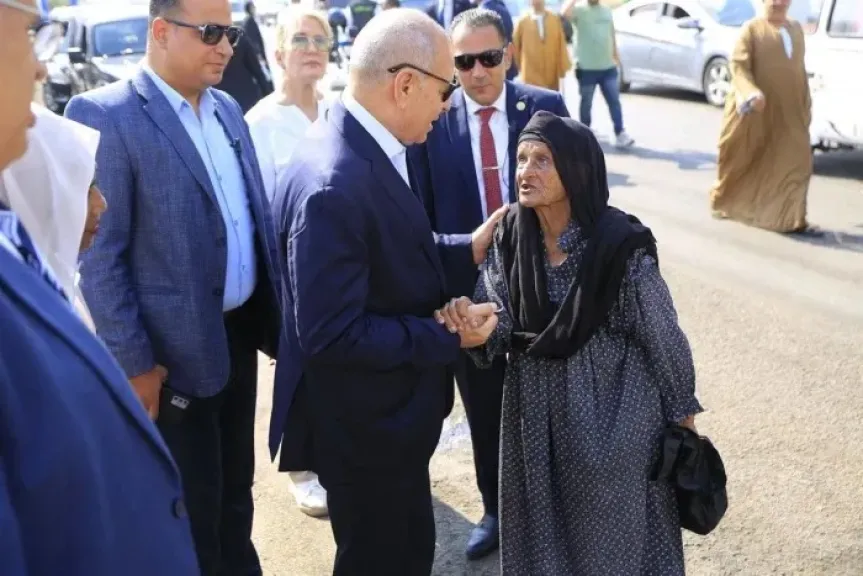 محافظ القاهرة وسيدة مسنة