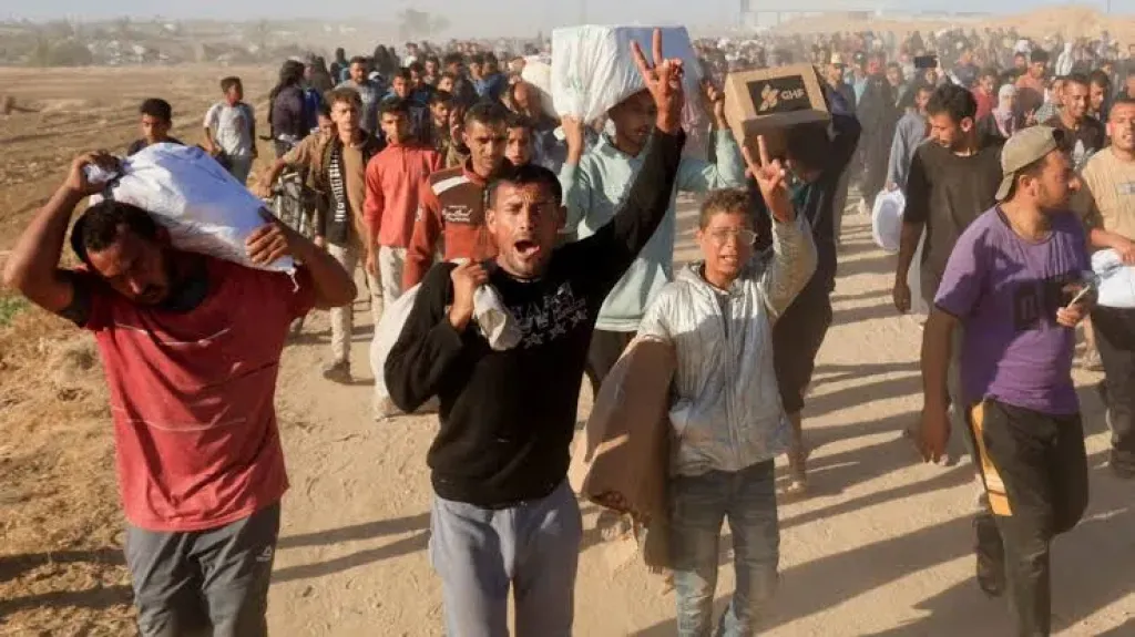 الفلسطينين خلال حصولهم على المساعدات الإنسانية