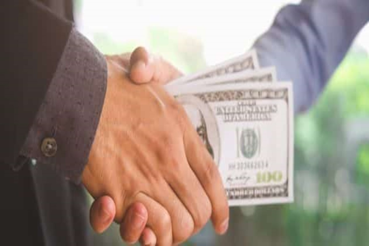 تفسير حلم شخص يعطيني نقود ورقية للعزباء ابن سيرين